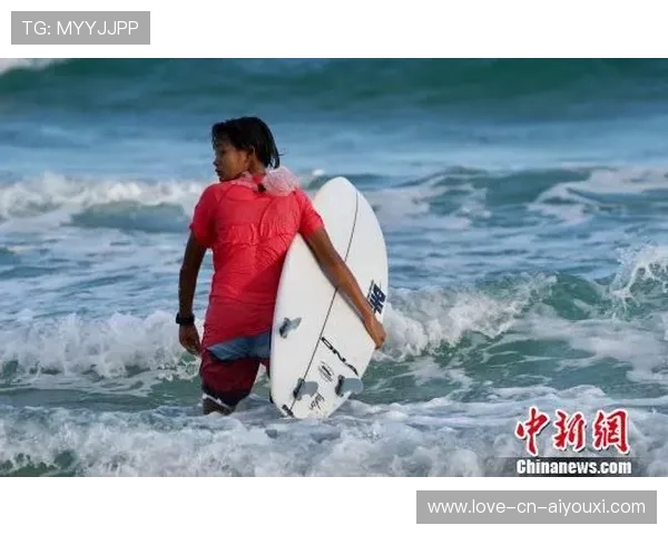 冲浪女子组选手在浪上连转三圈