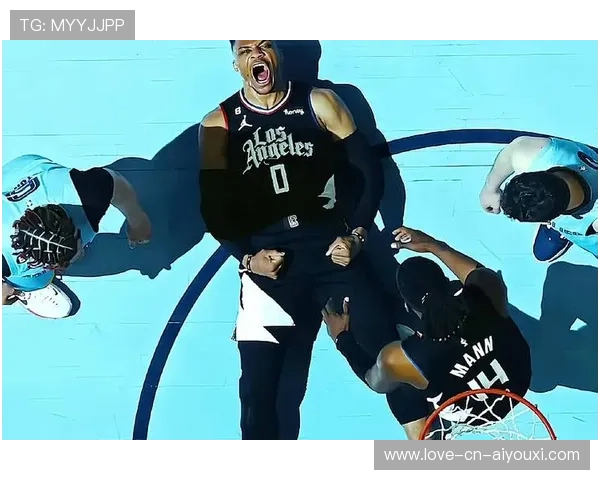 威少训练中全场奔袭三次不歇气