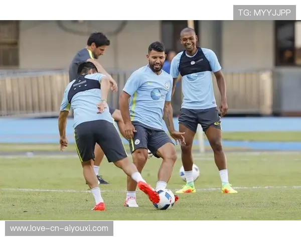 曼城蓝桥训练场：球员进行高密度传球与快速转移训练